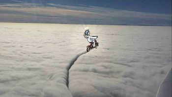 Bersepeda di awan. Foto: instagram.com/futurikon.wizardians/