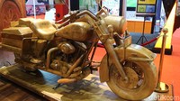Tak cuma deretan mobil dan motor canggih saja yang mejeng di pameran Indonesia International Motor Show (IIMS) 2018. Yang unik, ada juga replika motor Harley-Davidson Foto: Dina Rayanti