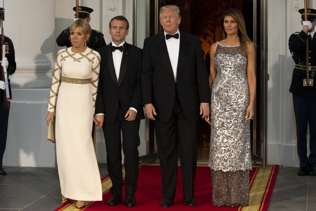 Dua First Lady paling fashionable bertemu dalam satu kesempatan, yakni Melania Trump dari Amerika Serikat dan Brigitte Macron dari Prancis. Keduanya memiliki kesamaan, yaitu selera fashion yang menawan dan juga koleksi busana rancangan desainer. Di antara keduanya, gaya siapa favorit Anda? Foto: Dok. Getty Images
