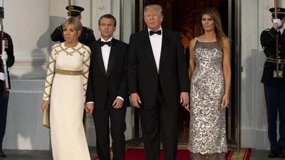 Foto: Adu Gaya Melania Trump Vs Brigitte Macron, Pakai Chanel dan LV
