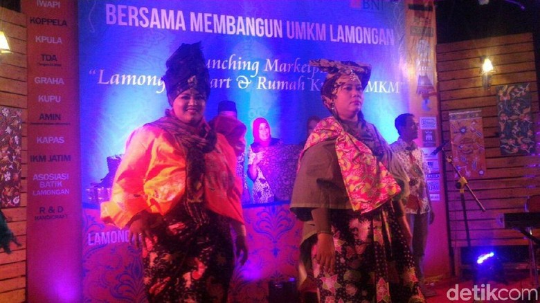 Lihat Lenggak-lenggok Ibu-ibu Berbadan Plus di Lamongan Ini Lihat Lenggak-lenggok Ibu-ibu Berbadan Plus di Lamongan Ini