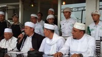 Mereka menyebut pembocor informasi pertemuan bertujuan untuk mengadu domba. Persaudaraan Alumni 212 meminta Istana mengusut tuntas bocornya foto dan berita tersebut sebagai kelalaian aparat Istana yang tidak menjaga rahasia Negara. Mereka menyebut pembocor informasi pertemuan bertujuan untuk mengadu domba. Persaudaraan Alumni 212 meminta Istana mengusut tuntas bocornya foto dan berita tersebut sebagai kelalaian aparat Istana yang tidak menjaga rahasia Negara.