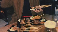 Badannya boleh kecil tapi makannya ternyata banyak. Lihat aja nih porsi makannya sampai 5 piring. Ada mie goreng, sate taichan, ayam bakar sampai sate telur puyuh. Foto: instagram @aronashab