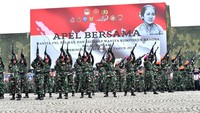 Sebanyak 10.000 personel yang terdiri dari Perwira Menengah (Pamen) dan Perwira Pertama (Pama) Wanita TNI (Kowad, Kowal, Wara) dan Polwan serta gabungan PNS TNI-Polri, ASN dari Kementerian dan Lembaga, Satpol PP, Tagana, Paskibraka, Menwa (UI, UPN, IPB) termasuk Pramuka dan perwakilan dari berbagai organisasi wanita, mengikuti Apel Bersama dalam rangka memperingati Hari Kartini Tahun 2018 di Lapangan Monumen Nasional (Monas), Rabu (25/4/2018). Dok. Puspen TNI.