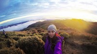 Wanita keturunan Philipina-Romania ini juga senang mendaki gunung. (Foto: Instagram/loren_del)