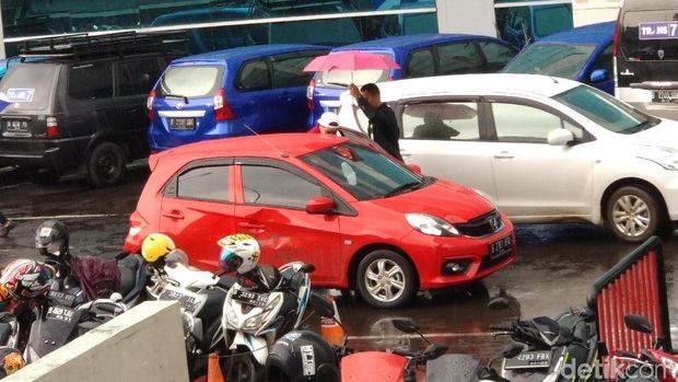 Asyiknya! Hujan-hujan Billy Syahputra Dijemput Hilda Vitria