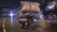 Meski dikumpulkan dalam karung, tumpukan botol plastik yang dibawa dalam jumlah besar ini juga terlalu timpang dengan kendaraan yang mengangkut. Istimewa/facebook.