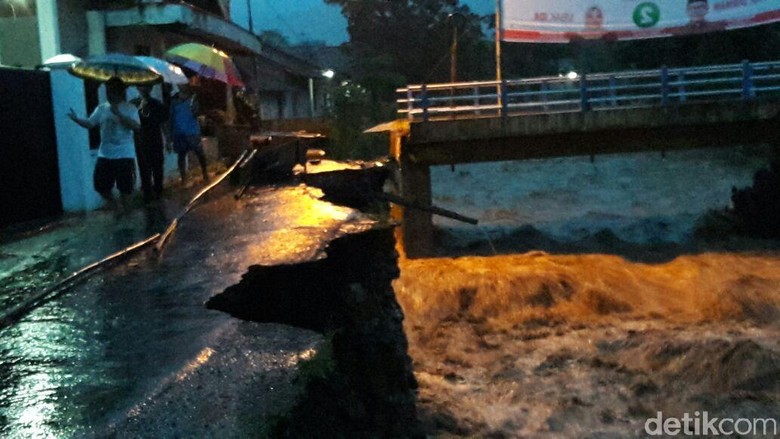 Banjir Bumiayu: 4 Kendaraan Hanyut, 2 Jembatan dan Talud Ambrol Banjir Bumiayu: 4 Kendaraan Hanyut, 2 Jembatan dan Talud Ambrol