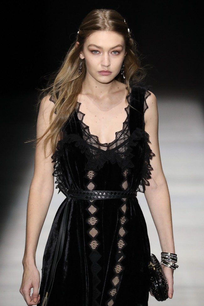 Menuntutku karena foto yang AKU TEMUKAN DI TWITTER (tanpa nama fotografer dalam gambar), foto di mana dia telah dibayar dan dimuat secara online (!!!), ini benar-benar absurd, tulis Gigi Hadid di Instagram, mengungkapkan kegeramannya. Foto: dok. Getty Images