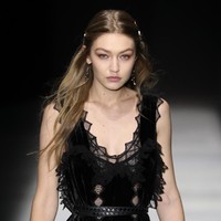 Menuntutku karena foto yang AKU TEMUKAN DI TWITTER (tanpa nama fotografer dalam gambar), foto di mana dia telah dibayar dan dimuat secara online (!!!), ini benar-benar absurd, tulis Gigi Hadid di Instagram, mengungkapkan kegeramannya. Foto: dok. Getty Images