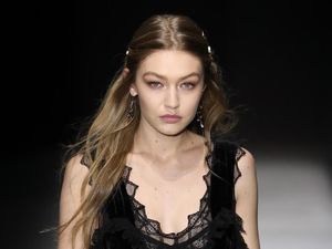 Rayakan Valentine Sendiri Tanpa Zayn Malik, Gigi Hadid Tampak Sendu