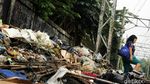 Sampah Menjulang Tinggi di Pinggir Rel Kereta Kramat Sentiong