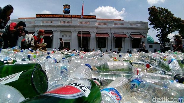 Puluhan ribu botol miras ini hasil dari Operasi Pekat Semeru 2018