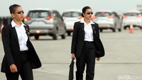 Ada beberapa Paspampres wanita yang mengenakan setelan jas warna hitam, menenteng alat perlengkapan untuk pengawalan Presiden Jokowi. / Foto: Rengga Sancaya