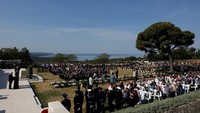Warga Australia memperingati Hari Anzac (Anzac Day) setiap tanggal 25 April. Salah satunya dengan berkunjung ke pemakaman di Ari Burnu, Gallipoli, Turki, lokasi tentara Australia dan Selandia Baru dikuburkan. Gallipoli menjadi salah satu tujuan populer ziarah terkait gugurnya tentara Australia dan Selandia Baru di Perang Dunia I. (Foto: Dok. REUTERS/Umit Bektas)