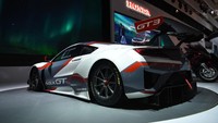 Mobil dengan desain yang sporty dan kencang di lintasan balap telah menjadi DNA Honda selama bertahun-tahun, sehingga melalui pameran ini kami ingin mengajak pengunjung mengenal lebih dekat salah satu mobil balap kami yakni Honda NSX GT3. Pengunjung juga dapat mencoba simulasi berkendara Honda NSX GT3 melalui virtual reality untuk merasakan pengalaman balap yang menyenangkan, kata Direktur Pemasaran dan Layanan Purnajual HPM, Jonfis Fandy. Foto: Dok. Honda Prospect Motor