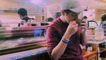 Gantengnya Youtuber Aron Ashab Saat Makan Pizza dan Masak di Dapur