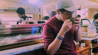 Slurrp! Enak banget kayaknya nih kopinya. Minumnya sampe serius banget. Foto: instagram @aronashab