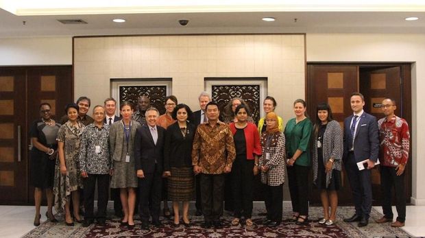 Moeldoko kemudian berfoto dengan para perwakilan PBB.