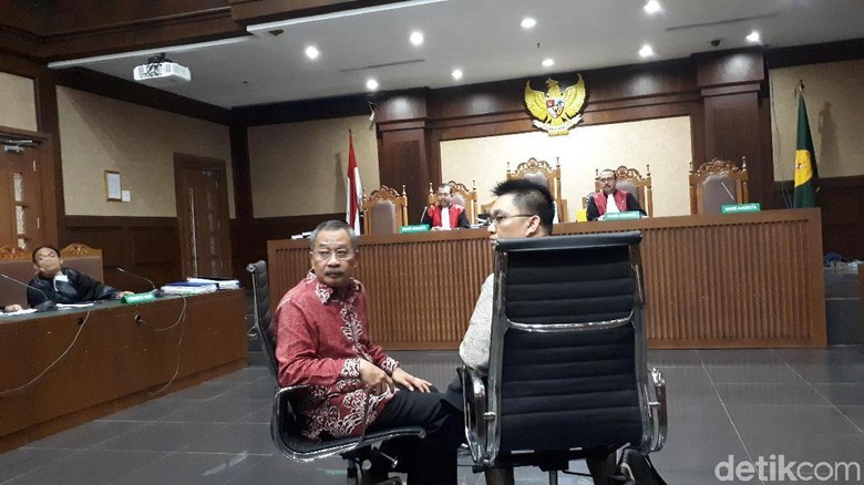 Eks Ketua PT Manado Menangis Akui Terima Suap Eks Ketua PT Manado Menangis Akui Terima Suap