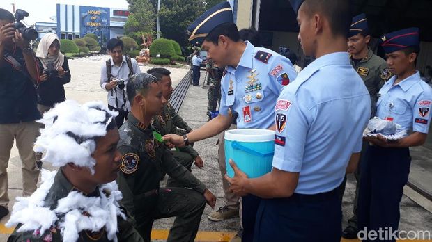 Ceplok Telur, Ritual Wajib untuk Pilot Baru Lanud Iswahjudi