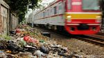 Sampah Menjulang Tinggi di Pinggir Rel Kereta Kramat Sentiong