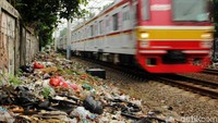Sampah ini sudah bertahun-tahun menumpul di pinggir rel kereta api.
