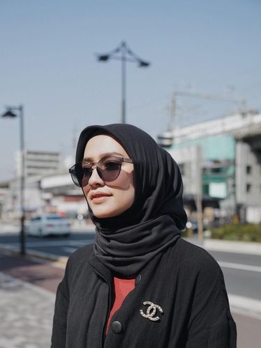 Bros Kecil Ini Banyak Dipakai Selebgram Hijab, Harganya Rp 10 Juta