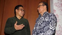 Belum tahu apa saja yang dibicarkan mereka berdua. Muhaimin hanya berkelakar kalau Akbar sebagai senior di dunia politik. Untuk itu, penting baginya menerima berbagai masukan darinya. Foto: dok. Akbar Tandjung