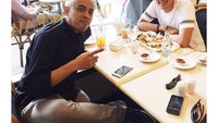 Saat tengah berada di Kuala Lumpur, Malaysia, Afgan sempat makan siang bersama dengan teman lamanya. Foto: Istimewa