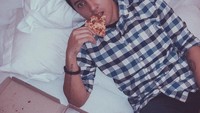 Lewat akun instagramnya @aronashab yang sudah memiliki 918 ribu followers, Aron membagikan foto pose makannya. Kalau ini gayanya saat makan pizza. Kok sambil tiduran sih? Foto: instagram @aronashab