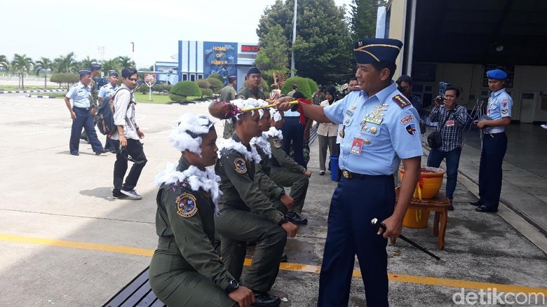 Ceplok Telur, Ritual Wajib untuk Pilot Baru Lanud Iswahjudi Ceplok Telur, Ritual Wajib untuk Pilot Baru Lanud Iswahjudi
