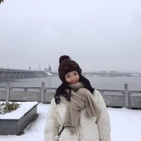 Ketika Yahan duduk di kelas tiga SMP, ia tertarik dengan pria tampan, yang memiliki pacar sangat cantik pada waktu itu. Seperti dikutip dari Bastille Post, Yahan mengira ia bukanlah gadis yang cocok untuk pria tersebut dan merelakan hatinya. Ia juga berencana untuk melupakan pria itu setelah mereka lulus. Foto: Weibo