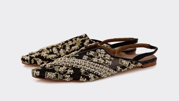 Bosan Pakai Sneakers? 5 Sepatu Ini Juga Stylish Dipadu dengan Jeans