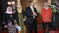 Bambang Soesatyo menyambut kedatangan Ketua Koordinator Presidium Forum Alumni HMI Wati (Forhati) Hanifah Husein di ruang kerjanya di gedung DPR, Jakarta, Rabu (25/4/2018).