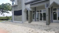 Cuitan di Twitter itupun berbalas. TNI AU melalui akun resminya meminta agar Mustofa menyebutkan tepatnya lokasi masjid tersebut berada. Sementara itu pihak bandara melalui akun Twiter @Lanud_abdsaleh memintanya mengecek dahulu sebelum posting. Seharusnya sebelum ngetweet cek dan ricek tabayyun dulu. Padahal airmin belum kelar bersih2 habis BVAS kemarin. Lembur lageee,. (Foto: M Aminudin/detikcom)