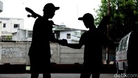 Sejumlah remaja memaanfatkan lahan di kolong Tol Tanjung Priok, Jakarta Utara, untuk bermain skateboard.