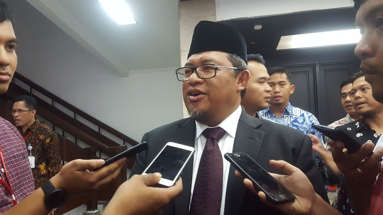 Aher: Jokowi Presiden Semua Pihak, Wajar Bila PKS Bertemu Dia Aher: Jokowi Presiden Semua Pihak, Wajar Bila PKS Bertemu Dia