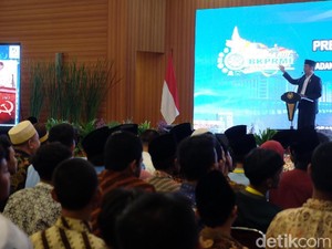 Bicara Foto Hoax Bareng DN Aidit, Jokowi: Memang Nggak Mirip!