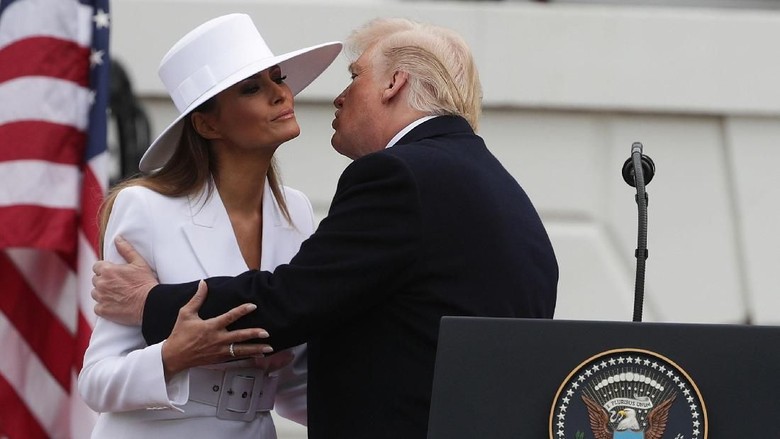 Duh! Trump Sempat Salah Tulis Nama Melania di Tweetnya Duh! Trump Sempat Salah Tulis Nama Melania di Tweetnya