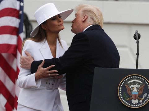 Viral, Momen Canggung Donald Trump Colek-colek Tangan Melania