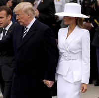 Melania Trump mendampingi suaminya, Presiden AS Donald Trump, saat menyambut Presiden Prancis Emmanuel Macron besera istri, Brigitte Macron, di Gedung Putih, Washington D.C., AS, Selasa (24/4/2018). Gayanya memakai topi berwarna putih rancangan Herve Pierre ini menjadi perbincangan hangat di Amerika Serikat. Foto: Getty Images