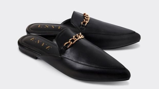 Bosan Pakai Sneakers? 5 Sepatu Ini Juga Stylish Dipadu dengan Jeans