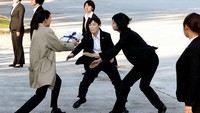 ‘Paspampres’ atau pasukan pengamanan pemimpin di Jepang. Foto ini memperlihatkan saat para pasukan pengamanan pemimpin negara tengah mengamankan Milenia Trump yang berkunjung ke Jepang pada November 2017.  (Foto: Dok. Asahi Shimbun)