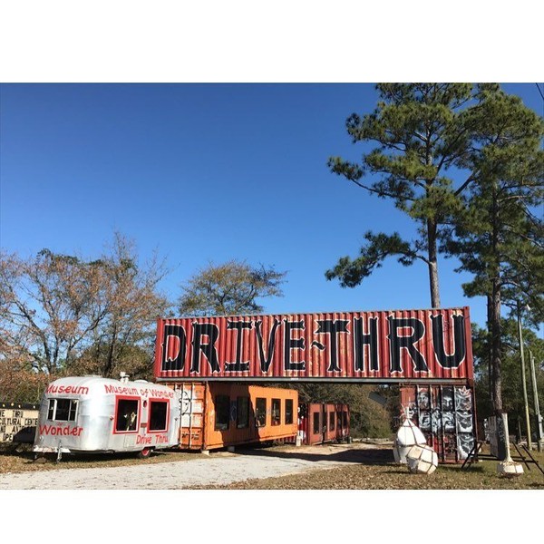 Museum ini dibuat oleh seniman dan kolektor, Butch Anthony pada tahun 2004. Konsep drive thru ini sengaja dibuat karena Kota Seale yang kecil. Untuk mengatasi kerumunan, akhirnya museum ini menggunakan konsep drive thru. (prettygirlsmakewaves/Instagram) Museum ini dibuat oleh seniman dan kolektor, Butch Anthony pada tahun 2004. Konsep drive thru ini sengaja dibuat karena Kota Seale yang kecil. Untuk mengatasi kerumunan, akhirnya museum ini menggunakan konsep drive thru. (prettygirlsmakewaves/Instagram)