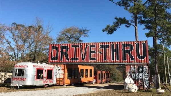 Kota kecil Seale di Alabama, Amerika Serikat punya galeri seni yang menarik wisatawan. Namanya Museum of Wonder, galeri seni ini punya konsep drive thru. (bensollee/Instagram) Kota kecil Seale di Alabama, Amerika Serikat punya galeri seni yang menarik wisatawan. Namanya Museum of Wonder, galeri seni ini punya konsep drive thru. (bensollee/Instagram)