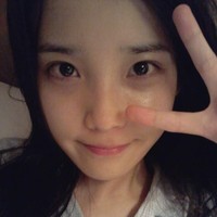 Penyanyi IU juga terlihat manis meskipun tanpa makeup. Foto: Istimewa