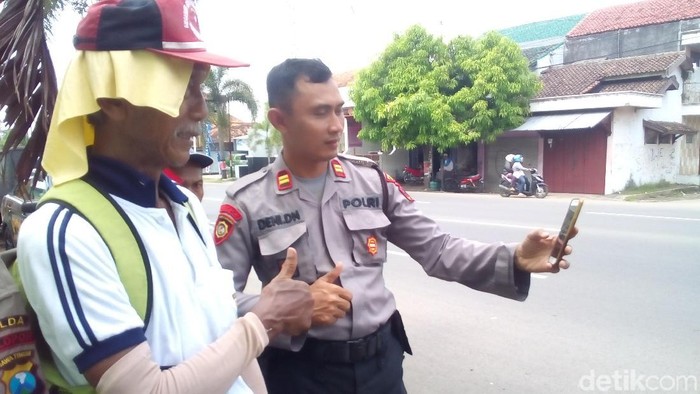 Kakek Pensiunan Polisi Jalan Kaki Surabaya-Jakarta Sudah di Kudus