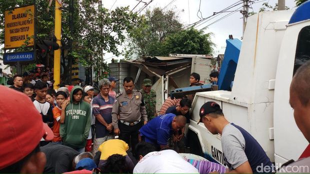 Mobil boks tertabrak kereta di jalur perlintasan Kramat Sentiong
