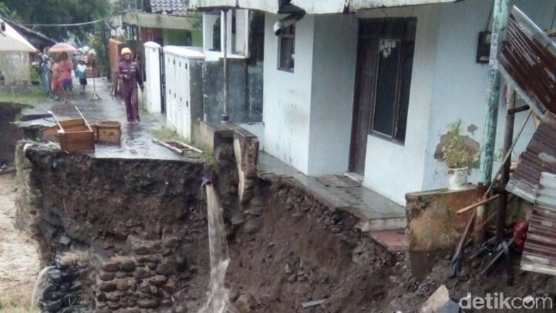 Banjir Bandang di Bumiayu Brebes Mulai Surut Banjir Bandang di Bumiayu Brebes Mulai Surut